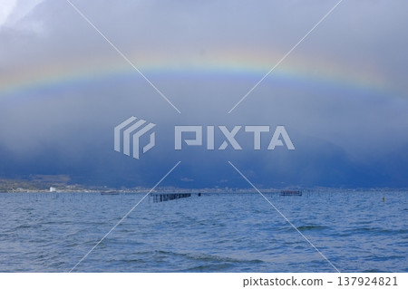 琵琶湖的景色,有彩虹和鰻魚網釣魚的畫面。 琵琶湖的景色,有彩虹和鰻魚網釣魚的畫面。 137924821