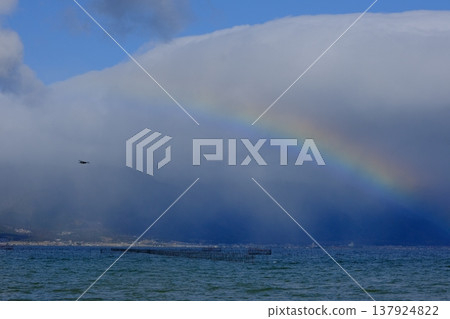 琵琶湖的景色，有彩虹和鰻魚網釣魚的畫面。 137924822