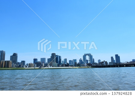 從淀川河床看梅田的建築物 137924828