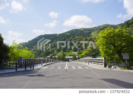 京都:初夏的渡月橋和嵐山 京都:初夏的渡月橋和嵐山 137924832