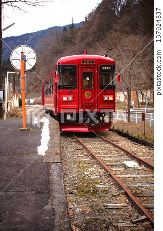 Scenery along the Nagaragawa Railway: Hokuno Station (Nagara, a sightseeing train) 137924837