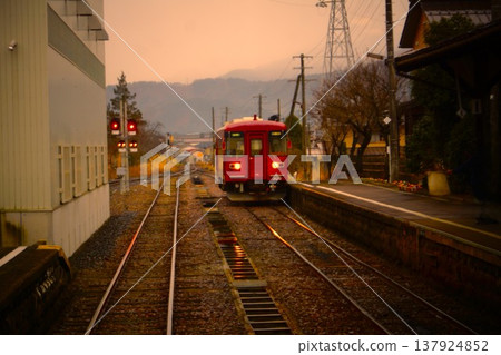 從長良川鐵道列車車窗望出去的景色:黃昏時的美濃白鳥站(長良303號柴油動車組) 從長良川鐵道列車車窗望出去的景色:黃昏時的美濃白鳥站(長良303號柴油動車組) 137924852