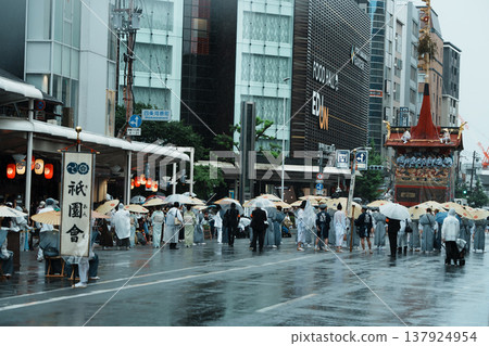 京都，祗園祭雨中，山馱遊行，薙刀馱花車 137924954