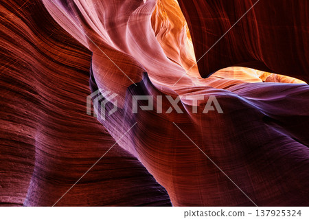 Antelope canyon, USA 137925324