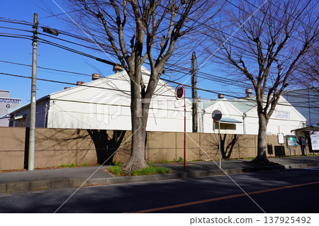JR 田浦站前是原日本帝國海軍的倉庫和工廠(原第一魚雷倉庫)。 JR 田浦站前是原日本帝國海軍的倉庫和工廠(原第一魚雷倉庫)。 137925492