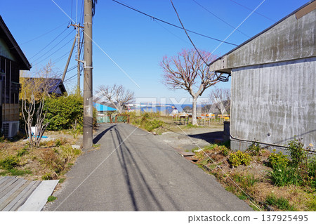 重建的「天空中的廢墟」:從橫須賀月見台住宅區看到的長浦灣。 重建的「天空中的廢墟」:從橫須賀月見台住宅區看到的長浦灣。 137925495