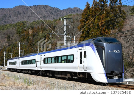 E353系列特快富士海遊列車沿著富士急行線駛向河口湖。 137925498
