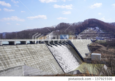 從右岸觀賞厚幌水壩。 137925500