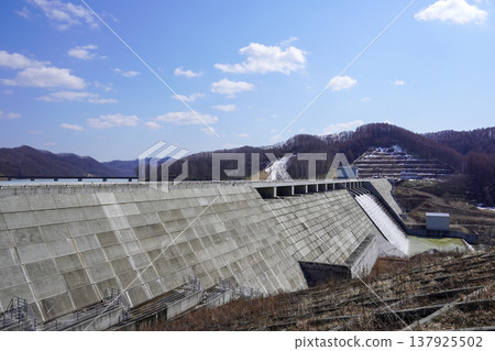從右岸觀賞厚幌水壩。 從右岸觀賞厚幌水壩。 137925502