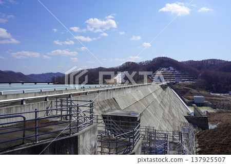 從右岸觀賞厚幌水壩。 從右岸觀賞厚幌水壩。 137925507
