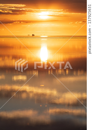 Majestic sunset reflection at Salar de Uyuni salt flat in Bolivia Majestic sunset reflection at Salar de Uyuni salt flat in Bolivia 137925631