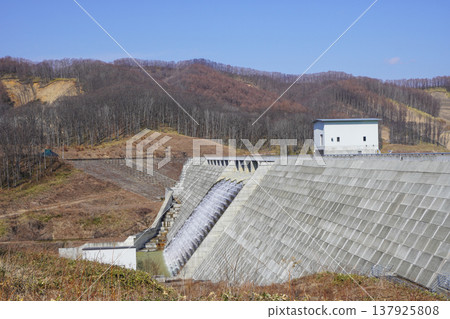 Viewing the Atsuhoro Dam from the left bank. 137925808