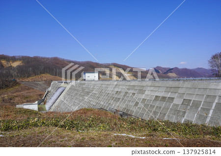 Viewing the Atsuhoro Dam from the left bank. 137925814
