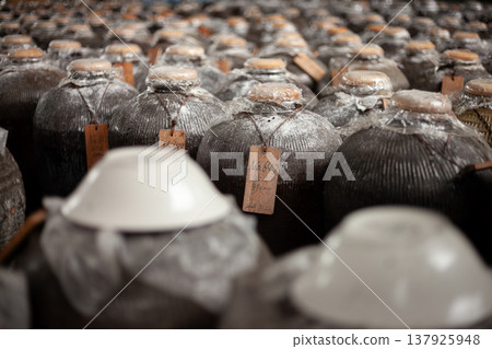 一家古老的泡盛啤酒廠 一家古老的泡盛啤酒廠 137925948