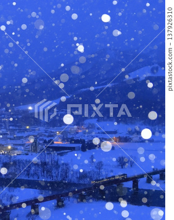 雪花飄落在根室本線上 雪花飄落在根室本線上 137926310