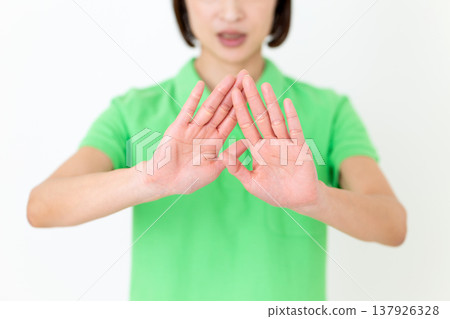 一位中年女護理員拒絕了,她將雙手伸出身前。 一位中年女護理員拒絕了,她將雙手伸出身前。 137926328