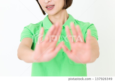 一位中年女護理員拒絕了，她將雙手伸出身前。 137926349