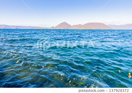 洞爺湖在秋天 137928372