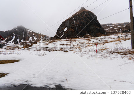 冬季從禮文島桃岩展望台看到的白雪皚皚的桃岩。 137928403