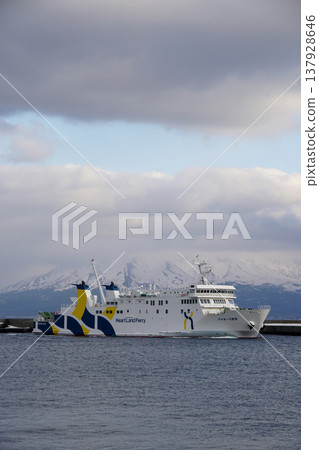 A scene of the ferry Amapola entering Kafuka Port on Rebun Island in winter. A scene of the ferry Amapola entering Kafuka Port on Rebun Island in winter. 137928646