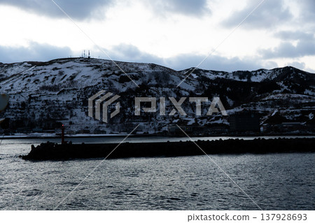 A view of Kafuka Port on Rebun Island from the sea in the evening. 137928693
