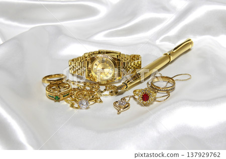 Luxury watches, jewelry, gold buying service (image) 137929762