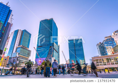 在日本東京的都市景觀中騎行……差點相撞……行人紛紛避讓……瘋狂的騎車人一個接一個地闖入該區域……他們的腦子是不是有問題？ =澀谷 137931470