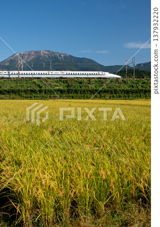 東海道新幹線N700S穿過伊吹山腳下的鄉村 東海道新幹線N700S穿過伊吹山腳下的鄉村 137932220