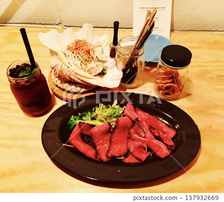 一頓色彩鮮豔的日落晚餐,多加肉,能量滿滿! 一頓色彩鮮豔的日落晚餐,多加肉,能量滿滿! 137932669
