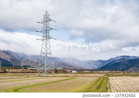 滋賀縣高島市牧野町，稻田中央矗立著一座鋼塔。 137932682