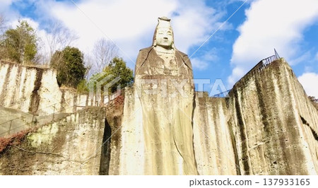 在溫暖的光線、藍色的石頭和佛像的盡頭,我默默祈禱。 在溫暖的光線、藍色的石頭和佛像的盡頭,我默默祈禱。 137933165