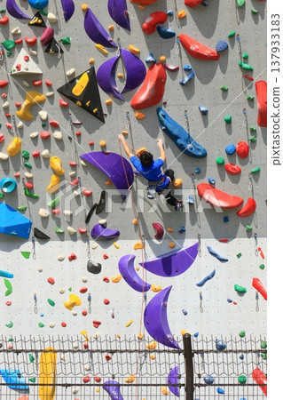 運動員攀爬抱石牆 運動員攀爬抱石牆 137933183