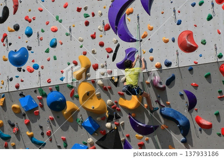 運動員攀爬抱石牆 137933186
