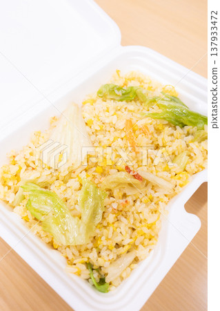 美味的蟹肉生菜炒飯便當 美味的蟹肉生菜炒飯便當 137933472