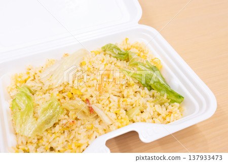 美味的蟹肉生菜炒飯便當 美味的蟹肉生菜炒飯便當 137933473