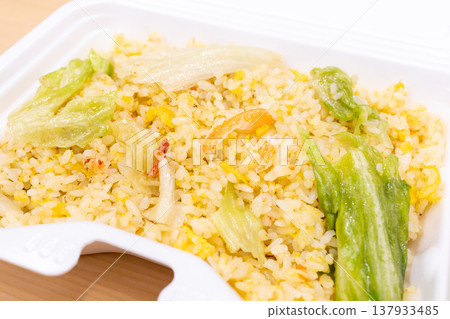 美味的蟹肉生菜炒飯便當 美味的蟹肉生菜炒飯便當 137933485