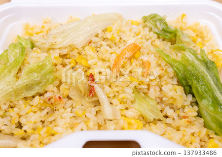 美味的蟹肉生菜炒飯便當 美味的蟹肉生菜炒飯便當 137933486