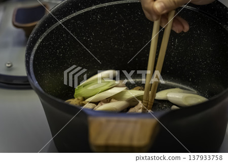 將所有食材放入鍋中翻炒。 將所有食材放入鍋中翻炒。 137933758