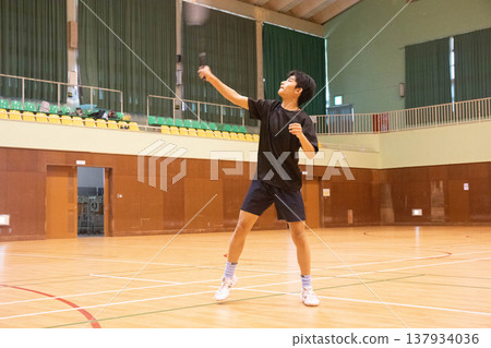 羽毛球俱樂部活動場景。 137934036