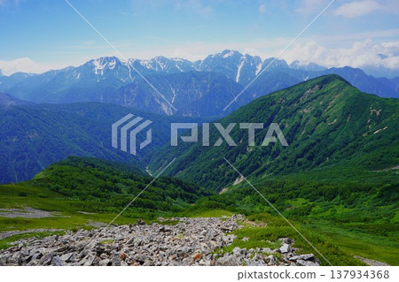 從玲一山屋附近可以看到立山、別山和劍山。 從玲一山屋附近可以看到立山、別山和劍山。 137934368