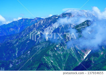 從五龍峰眺望白馬三峰、雪倉峰和旭峰。 從五龍峰眺望白馬三峰、雪倉峰和旭峰。 137934655