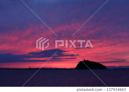海岸上美麗的日落。 137934663