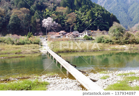 A view of the bridge in the Hodohara settlement of Akiota Town. 137934897