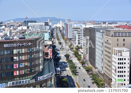 博多車站前的御白通大街。可以看到博多灣和鹿之島。照片攝於JR博多站大樓樓頂。 博多車站前的御白通大街。可以看到博多灣和鹿之島。照片攝於JR博多站大樓樓頂。 137935700