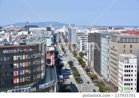 博多車站前的御白通大街。可以看到博多灣和鹿之島。照片攝於JR博多站大樓樓頂。 137935701