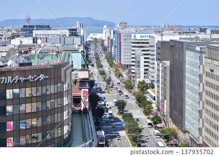 博多車站前的御白通大街。可以看到博多灣和鹿之島。照片攝於JR博多站大樓樓頂。 137935702