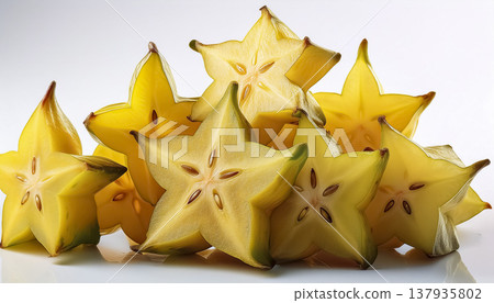 白色背景上的楊桃 | 星形切面水果圖片 137935802