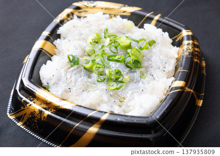 Delicious raw whitebait rice bowl Delicious raw whitebait rice bowl 137935809