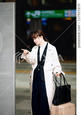 一位年輕女子查看路標以找到方向。 137935870