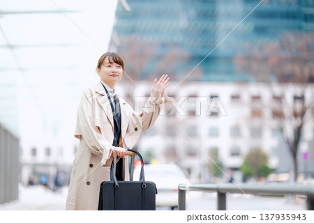 手提行李的女商人 137935943